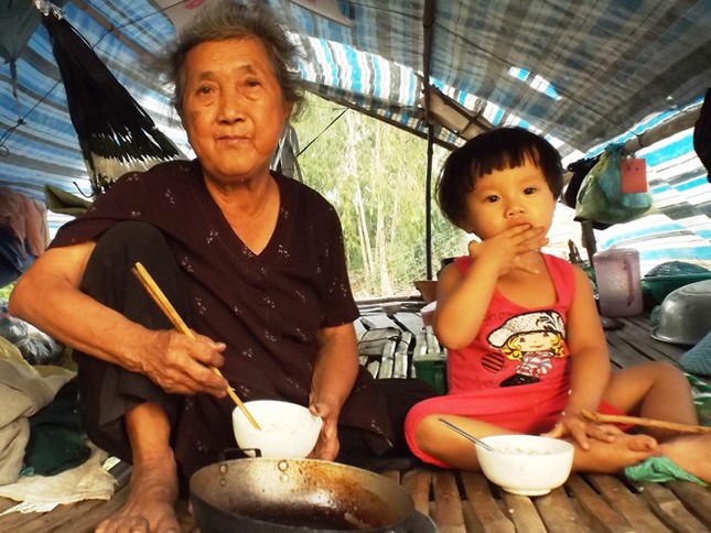 Những phận đời lênh đênh đầu nguồn lũ ảnh 3
