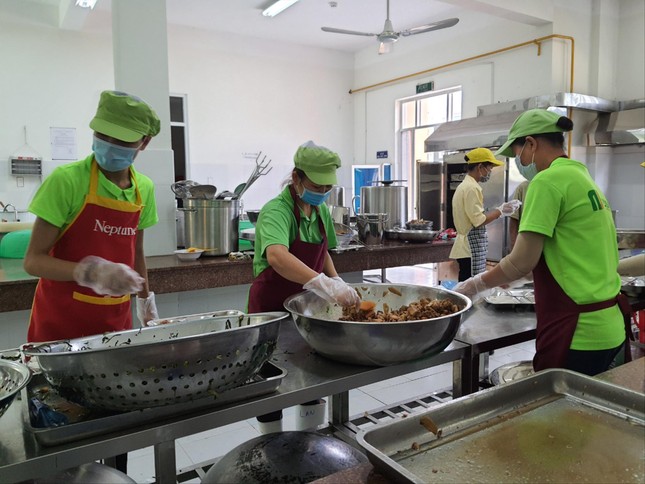 Bữa ăn bán trú: Ngộ độc rình rập, nghèo dinh dưỡng ảnh 1