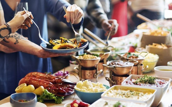 Ăn buffet, tập gym, đi xem phim... ở mức độ nào trên “thang điểm” lây nhiễm COVID-19? ảnh 1
