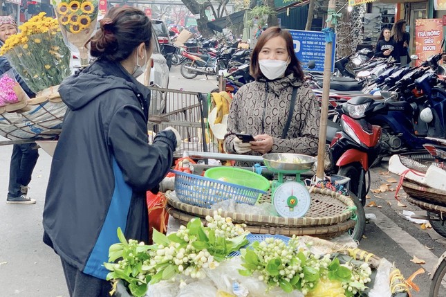 Hoa bưởi đầu mùa tỏa hương khắp phố Hà Nội, giá nửa triệu đồng/kg ảnh 4