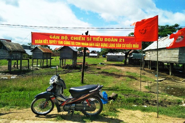 Pờ Tó, xã 'thần đèn ' với những căn nhà sàn biết đi ảnh 2