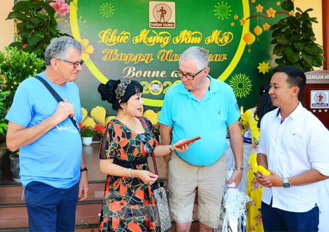 Đắk Lắk: Lãnh đạo tỉnh chào mừng du khách, chúc tết ngày đầu năm mới ảnh 4