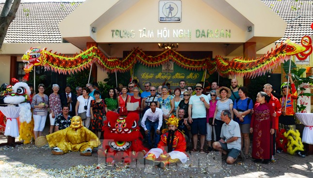 Đắk Lắk: Lãnh đạo tỉnh chào mừng du khách, chúc tết ngày đầu năm mới ảnh 5