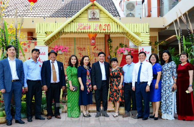 Đắk Lắk: Lãnh đạo tỉnh chào mừng du khách, chúc tết ngày đầu năm mới ảnh 8