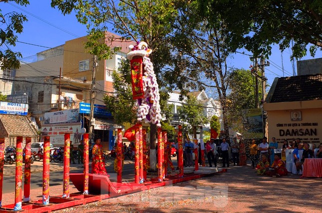 Đắk Lắk: Lãnh đạo tỉnh chào mừng du khách, chúc tết ngày đầu năm mới ảnh 3