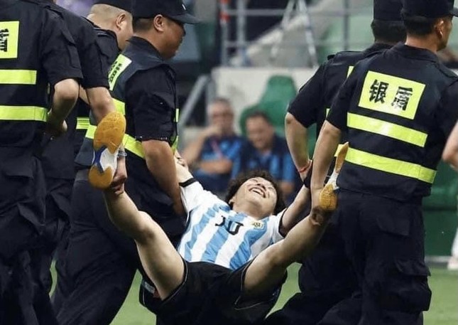 Bị cảnh sát bắt vì ‘tấn công’ Messi, fan Trung Quốc vẫn cười tươi ảnh 1