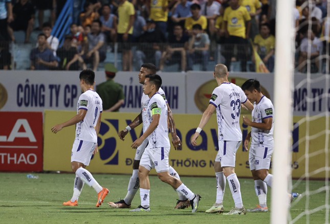 Vượt qua Nam Định 1-0, Hà Nội FC đánh chiếm ngôi đầu bảng ảnh 16