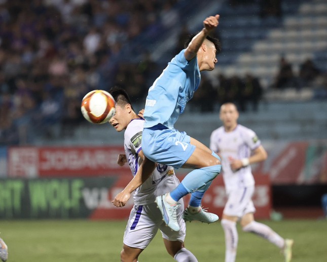 Vượt qua Nam Định 1-0, Hà Nội FC đánh chiếm ngôi đầu bảng ảnh 11