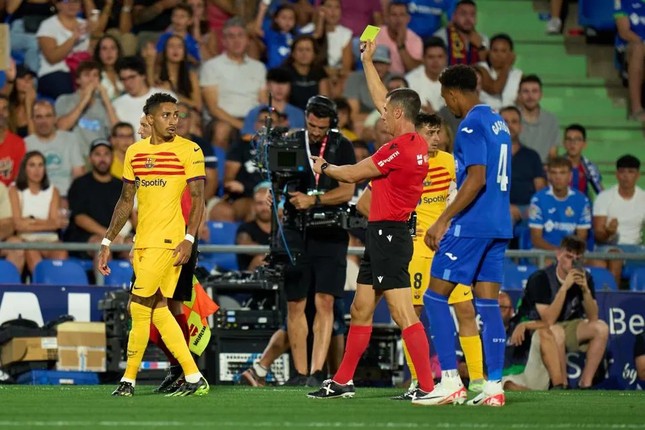 Barca khởi đầu mùa giải tậm tịt trong trận cầu mưa thẻ đỏ ảnh 1
