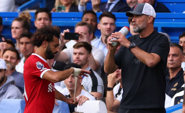 HLV Jurgen Klopp nói gì khi Salah vùng vằng ném băng thủ quân? ảnh 1
