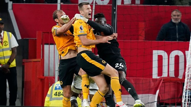 Trọng tài thừa nhận Wolves bị tước penalty trong trận thua MU 0-1 ảnh 1