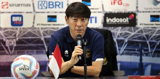 HLV Shin Tae-yong cảm ơn U23 Việt Nam vì đã 'dìu' Indonesia vào bán kết ảnh 1