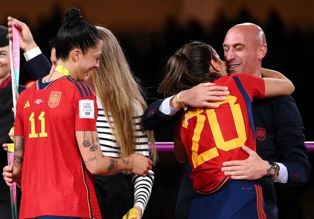 FIFA mở cuộc điều tra về vụ chủ tịch LĐBĐ Tây Ban Nha 'cưỡng hôn' cầu thủ ảnh 1