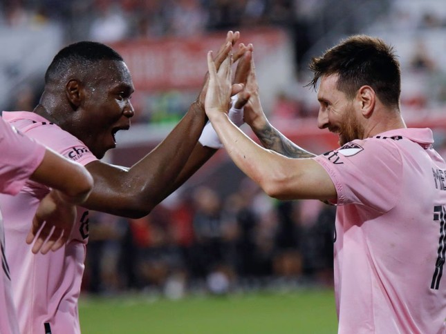 Đồng đội thừa nhận mải ngắm Messi, quên thi đấu ảnh 1