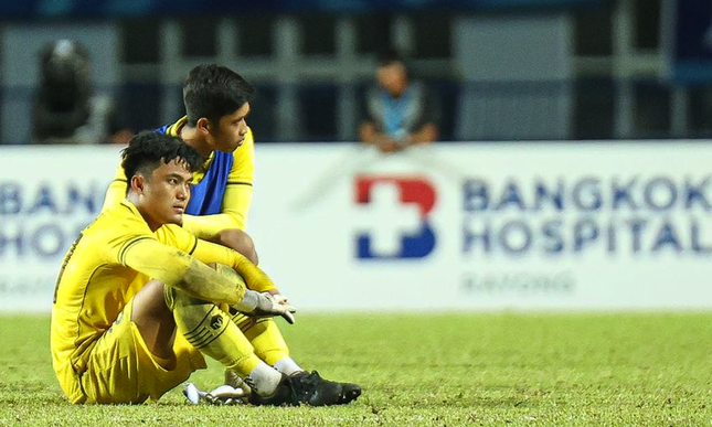 Thủ môn U23 Indonesia đá hỏng luân lưu trước Việt Nam: 'HLV bảo tôi đá, tôi biết phải làm sao' ảnh 1