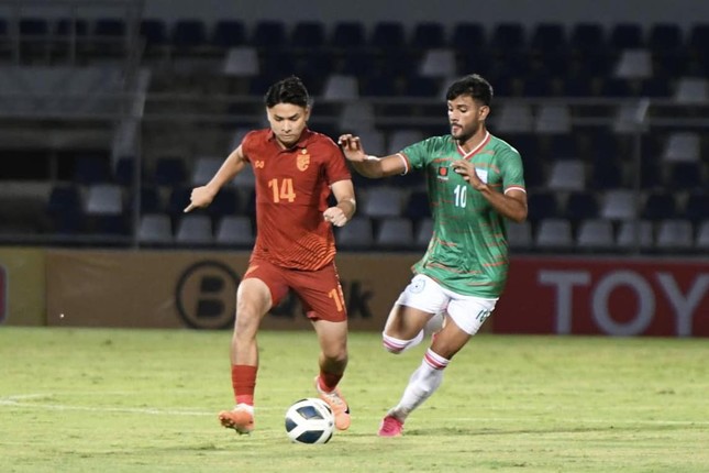 Thắng dễ U23 Bangladesh, U23 Thái Lan cạnh tranh ngôi đầu bảng với U23 Malaysia ảnh 5