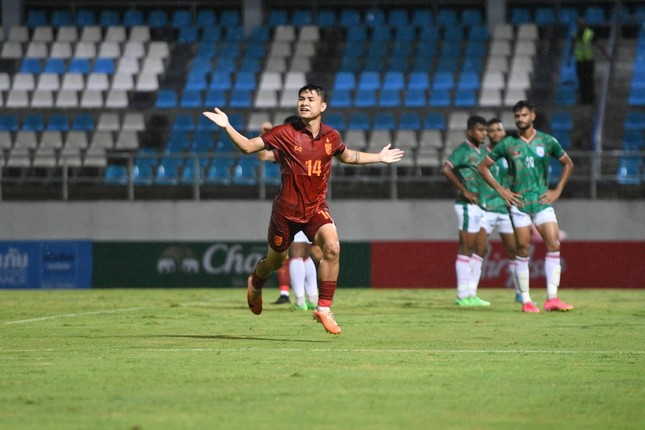 Thắng dễ U23 Bangladesh, U23 Thái Lan cạnh tranh ngôi đầu bảng với U23 Malaysia ảnh 2