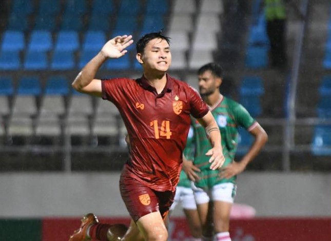 Thắng dễ U23 Bangladesh, U23 Thái Lan cạnh tranh ngôi đầu bảng với U23 Malaysia ảnh 1