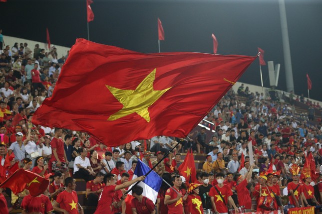 Hàng công lỡ cơ hội, hàng thủ mắc sai sót khiến U23 Việt Nam chia điểm với U23 Singapore ảnh 24