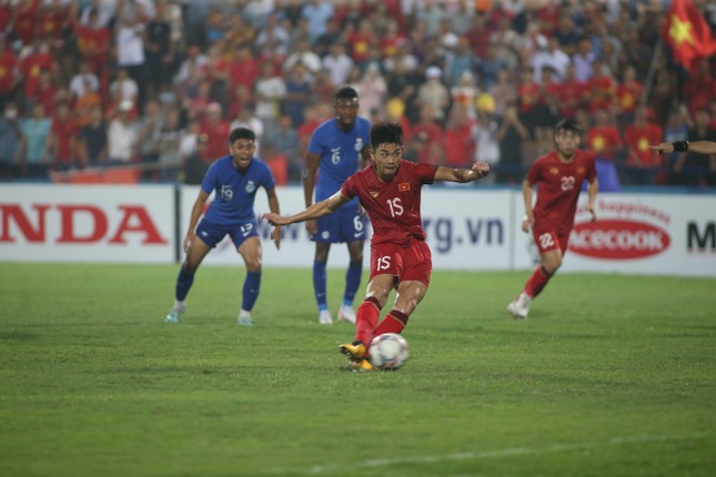 Hàng công lỡ cơ hội, hàng thủ mắc sai sót khiến U23 Việt Nam chia điểm với U23 Singapore ảnh 17