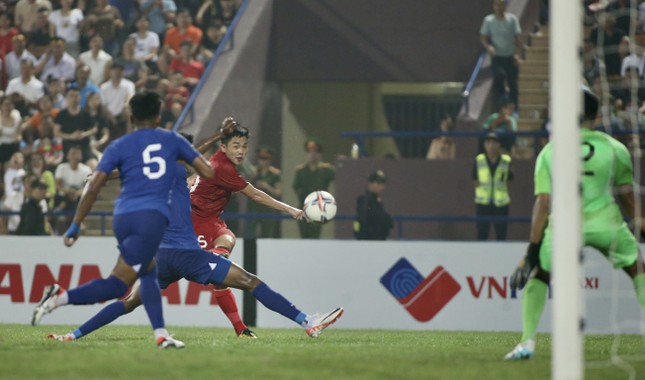 Hàng công lỡ cơ hội, hàng thủ mắc sai sót khiến U23 Việt Nam chia điểm với U23 Singapore ảnh 6