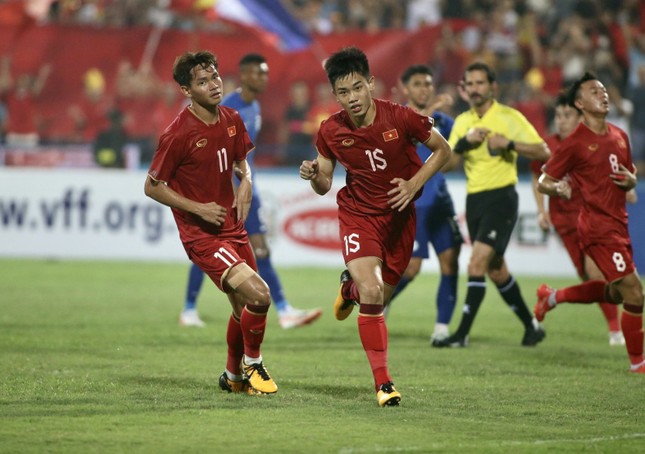 Hàng công lỡ cơ hội, hàng thủ mắc sai sót khiến U23 Việt Nam chia điểm với U23 Singapore ảnh 14