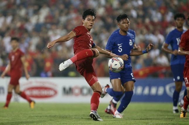 Hàng công lỡ cơ hội, hàng thủ mắc sai sót khiến U23 Việt Nam chia điểm với U23 Singapore ảnh 8