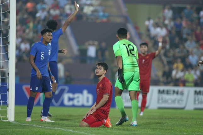 Hàng công lỡ cơ hội, hàng thủ mắc sai sót khiến U23 Việt Nam chia điểm với U23 Singapore ảnh 7