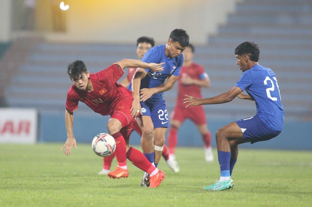 Hàng công lỡ cơ hội, hàng thủ mắc sai sót khiến U23 Việt Nam chia điểm với U23 Singapore ảnh 11