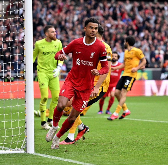 Liverpool ngược dòng đánh bại Wolves, tạm dẫn đầu bảng xếp hạng ảnh 8