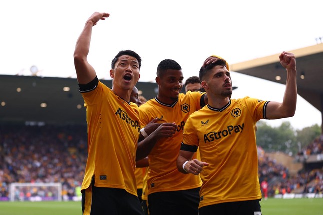 Liverpool ngược dòng đánh bại Wolves, tạm dẫn đầu bảng xếp hạng ảnh 14
