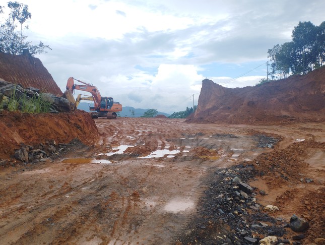 Xẻ núi, khai thác đất tràn lan phục vụ dự án BĐS ở Yên Bái ảnh 1