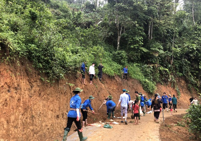 Thanh niên Yên Bái băng núi mở rộng đường giao thông nông thôn ảnh 3