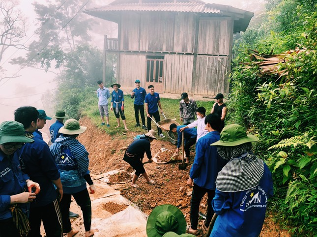 Thanh niên Yên Bái băng núi mở rộng đường giao thông nông thôn ảnh 2