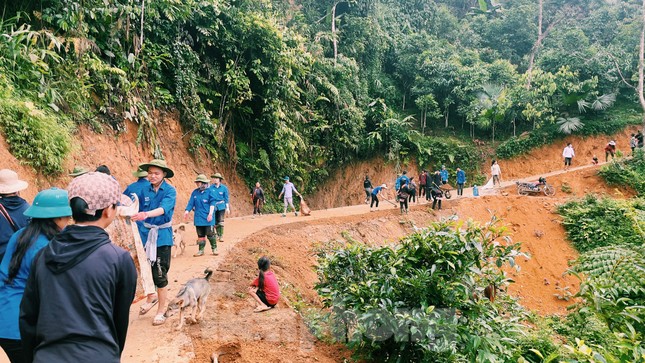 Thanh niên Yên Bái băng núi mở rộng đường giao thông nông thôn ảnh 1