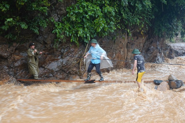 Thanh niên Yên Bái đội mưa giúp người dân ổn định sau lũ ảnh 9