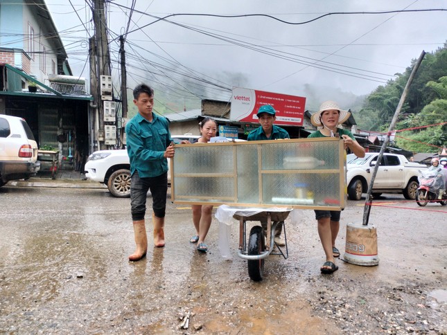 Thanh niên Yên Bái đội mưa giúp người dân ổn định sau lũ ảnh 4