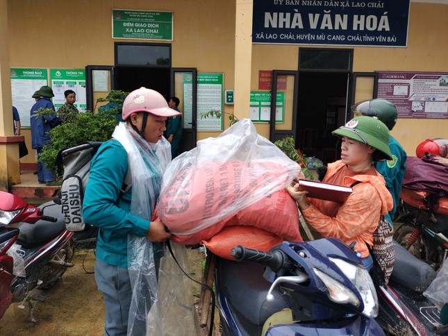 Thanh niên Yên Bái đội mưa giúp người dân ổn định sau lũ ảnh 3