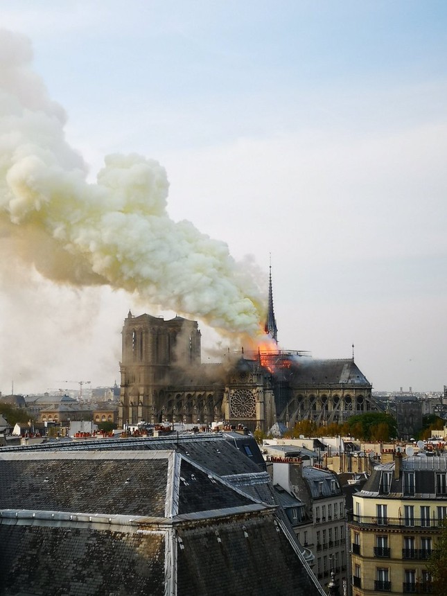 Toàn cảnh vụ cháy Nhà thờ Đức Bà Paris ảnh 2