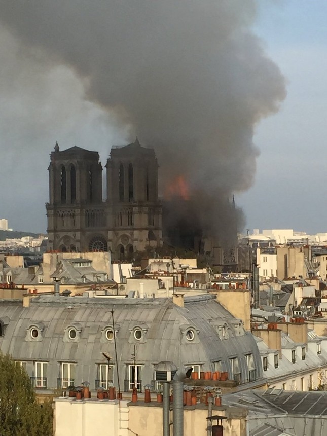 Toàn cảnh vụ cháy Nhà thờ Đức Bà Paris ảnh 1
