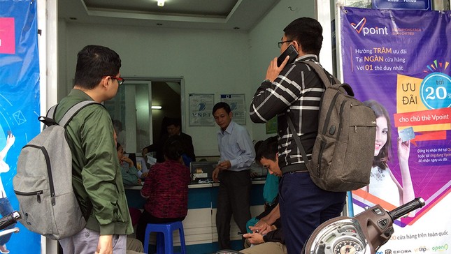 Lo bị khoá điện thoại, người dân chầu trực đăng ký ảnh chân dung ảnh 2