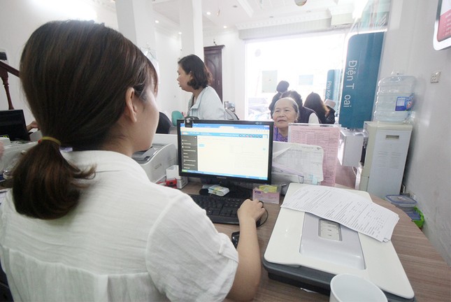 Lo bị khoá điện thoại, người dân chầu trực đăng ký ảnh chân dung ảnh 3