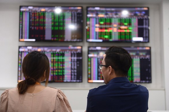 Cổ phiếu 'bank, chứng, thép' đồng loạt tỏa sáng ảnh 1