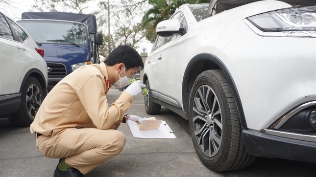 Tăng cường tới trung tâm đăng kiểm: Cảnh sát giao thông làm gì? ảnh 1