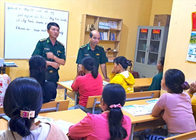 Lớp học đi tìm ánh sáng ảnh 1
