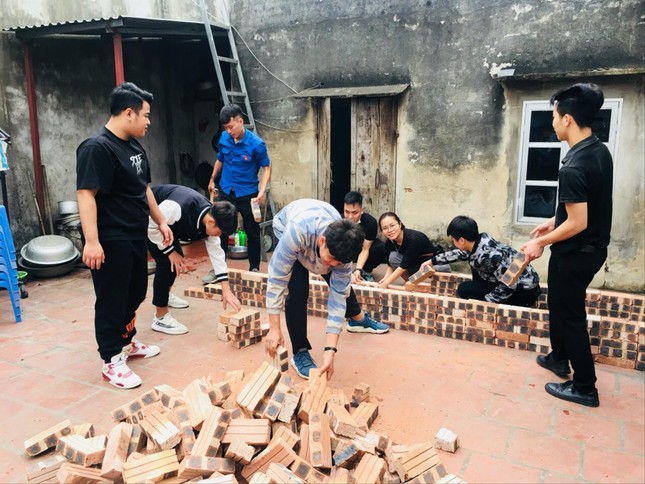 Đoàn viên thanh niên mang tổ ấm đến người nghèo ảnh 1