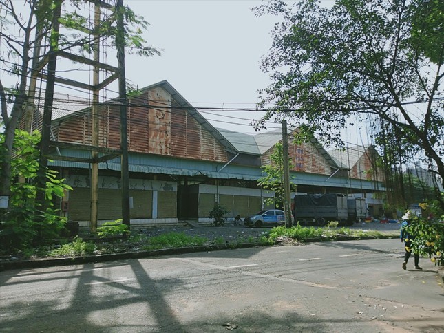 Chợ, trường “đắp chiếu”, căn hộ bỏ hoang ảnh 1