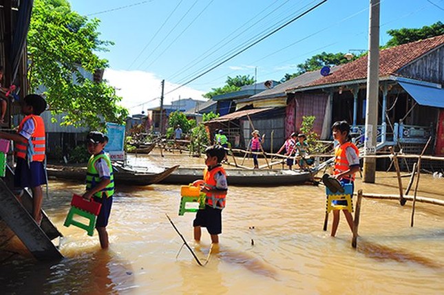 Nhọc nhằn khai trường mùa lũ ảnh 1