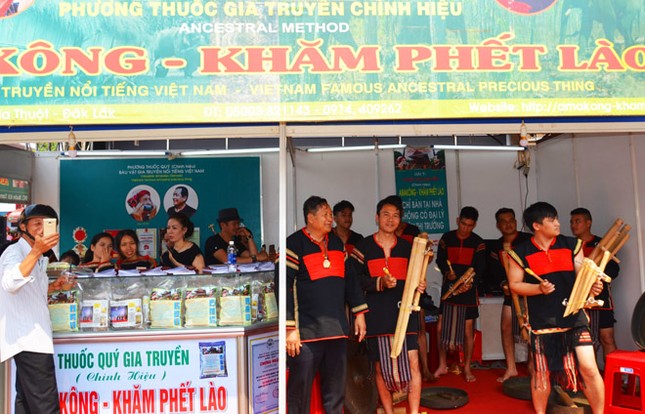Bi hài cuộc chiến chống Ama Kông giả: Bác sĩ giành “thừa kế” thuốc gia truyền ảnh 1