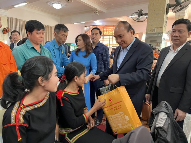Chủ tịch nước Nguyễn Xuân Phúc tặng quà, chúc Tết bà con Đắk Lắk ảnh 1